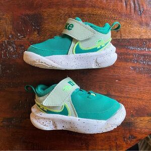 Nike Team Hustle D 10 Lil TD Frog sneaker size 5 green